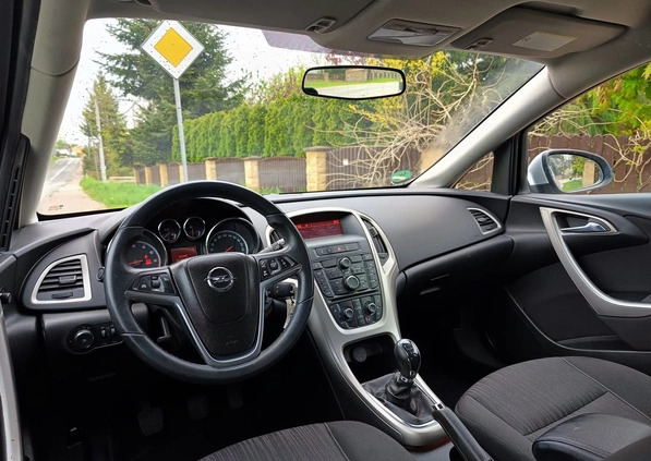Opel Astra cena 28500 przebieg: 133000, rok produkcji 2010 z Połaniec małe 631